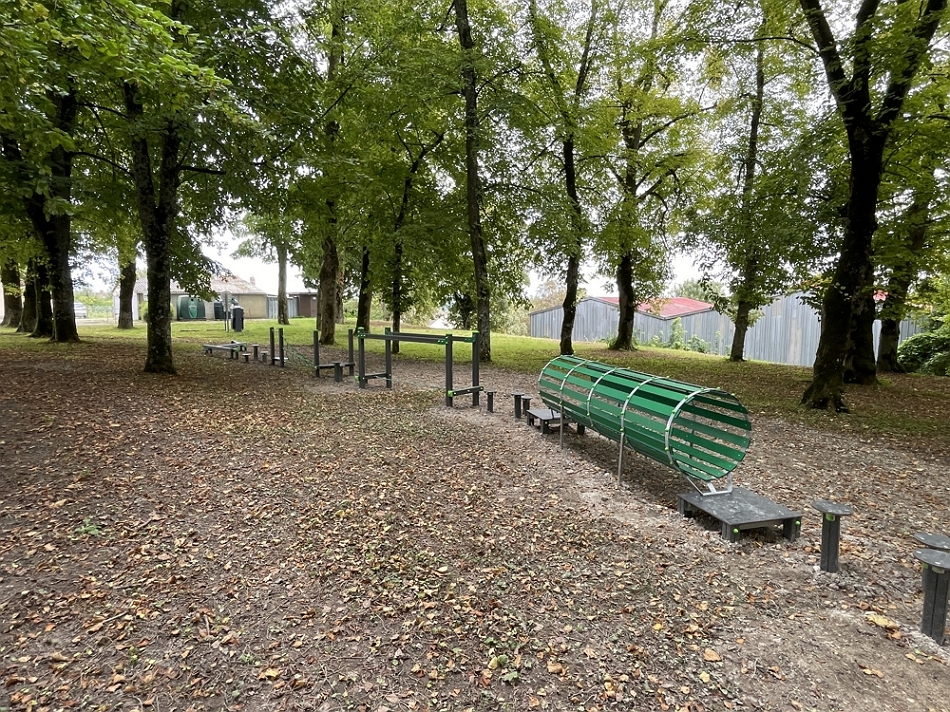 Aire de jeux pour enfant parc de Saint-Phal 10130